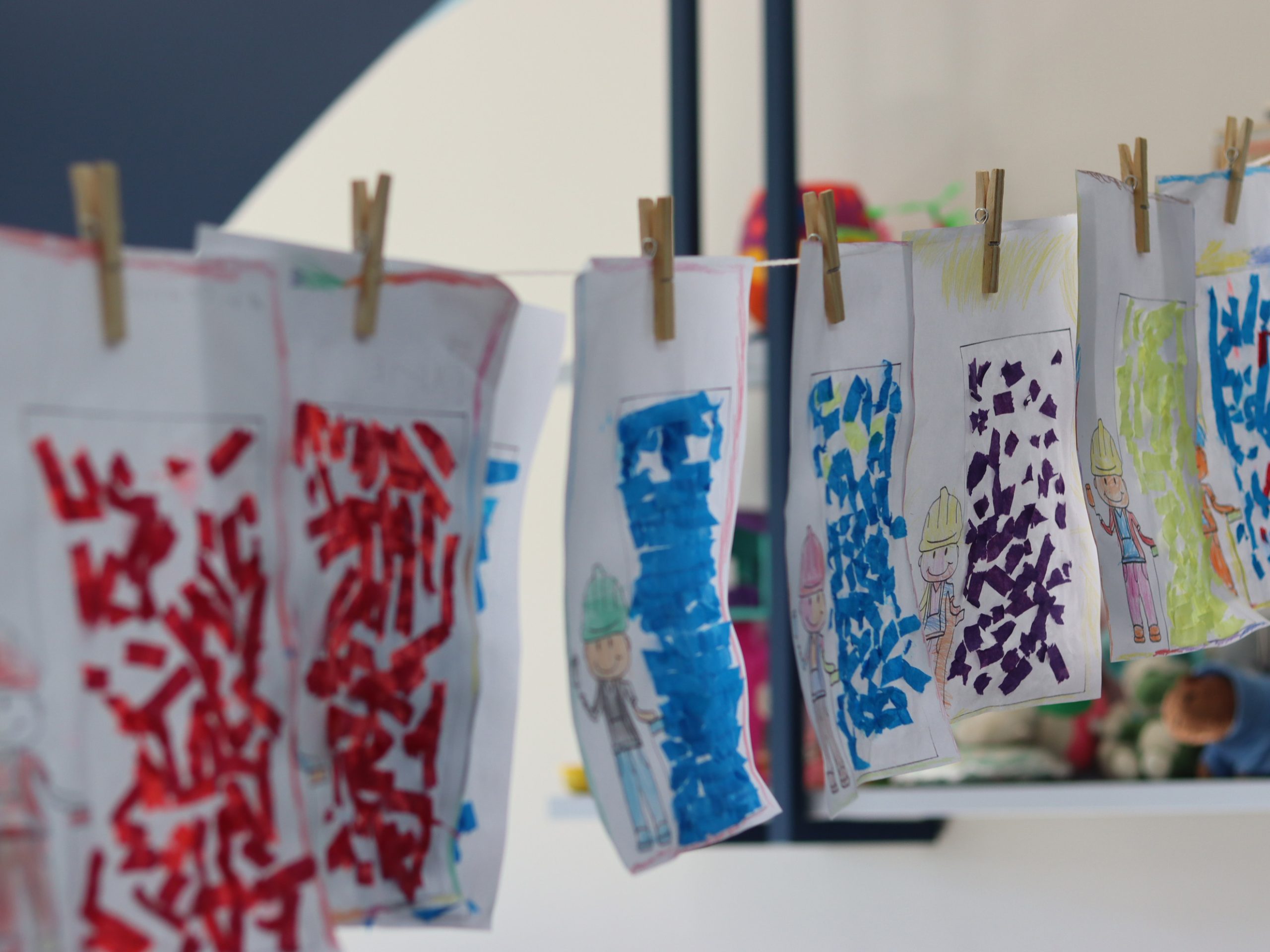 Pré I B celebra o Mês do Trabalhador e se aventura no ofício de pintar