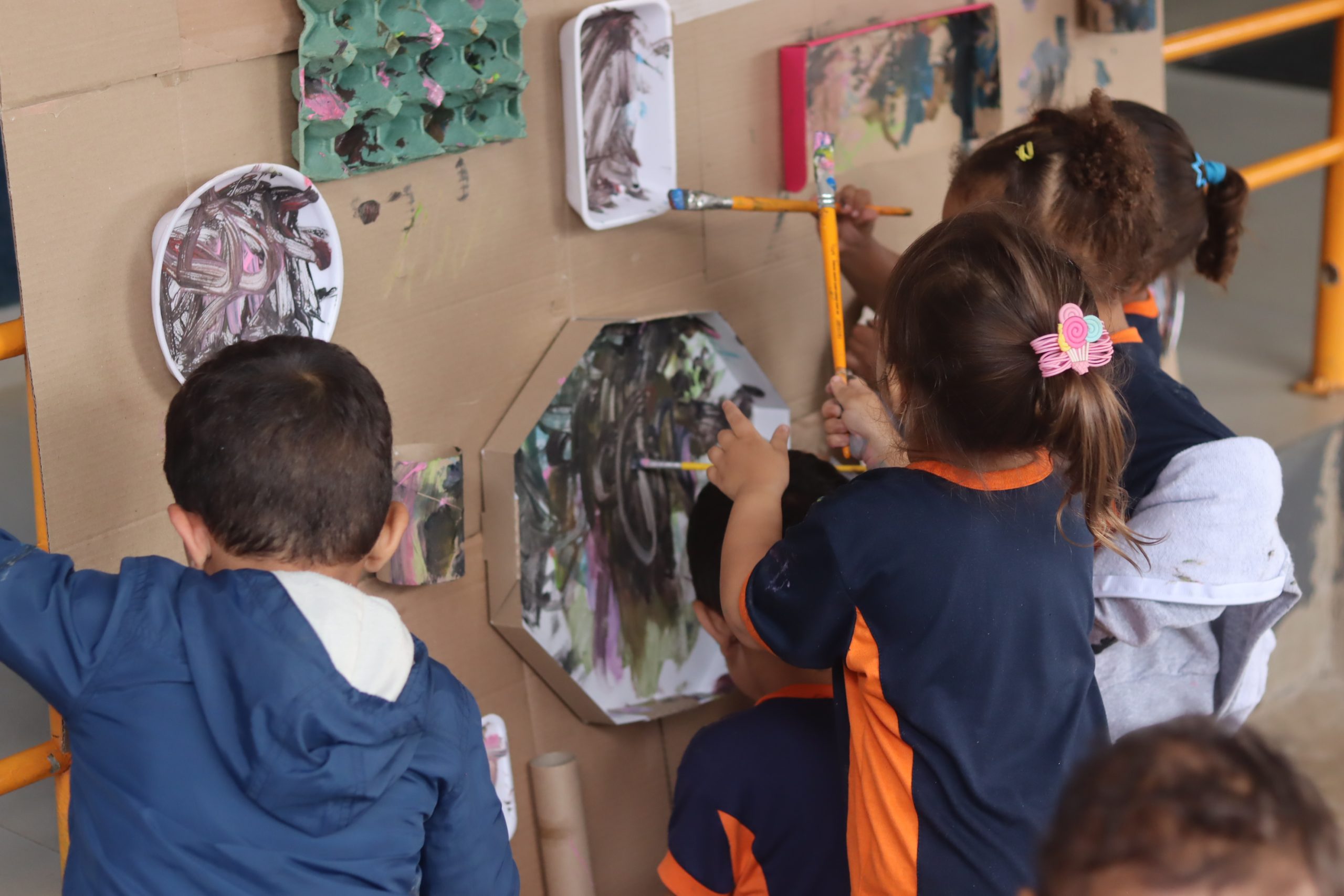 Alunos do Maternal II C exploram cores e texturas com materiais recicláveis