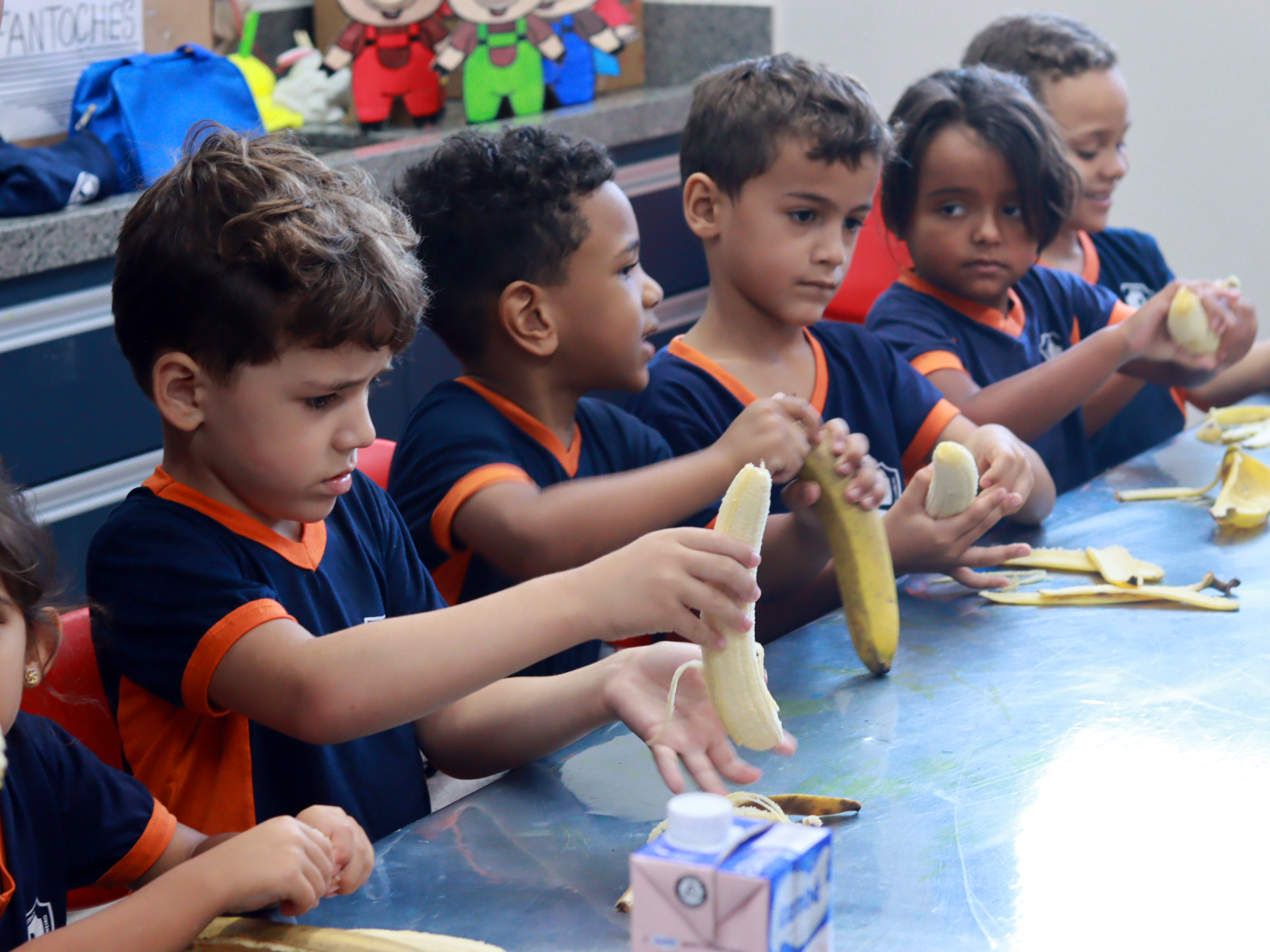 Pré II B estuda a letra B com direito a vitamina de banana